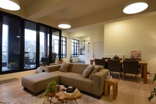 INDIEN U EEN BEZOEK WENST IN TE PLANNEN GELIEVE EEN BEZOEK AAN TE VRAGEN VIA WWW.HILLEWAERE.BE VIA DE RODE KNOP.<br /><br />Deze loft is gelegen op de 6de verdieping vlakbij het kanaal en trakteert je elke dag op een wauw-uitzicht over de stad.<br /><br />Via de gemeenschappelijke inkomhal brengt de lift je naar boven waar je meteen binnenwandelt in de leefruimte. De grote raampartijen en hoge plafonds zorgen voor een warme, karaktervolle sfeer. Licht in overvloed! De woonkamer, volledig op parket, loopt vloeiend over naar het zuidgerichte terras. Heerlijk vertoeven hier!<br /><br />De keuken is volledig uitgerust met alles wat je nodig hebt: een vaatwasser, inductievuur, koelkast, oven en losstaande magnetron. <br /><br />Een aantal tredes hoger ontdek je het slaapgedeelte. Het niveauverschil is een speels element in de loft en geeft op die manier een toffe scheiding tussen leef- en slaapgedeelte. Je vindt er 2 ruime slaapkamers met wederom mooie raampartijen. De badkamer heeft een douche, ligbad, dubbele wastafel en toilet. Via de badkamer kom je tot de wasplaats waar aansluiting is voor wasmachine en droogkast. Verder is er nog een apart toilet en een handige berging. De overloop biedt voldoende plaats om eventueel een bureau te voorzien (aansluiting aanwezig).<br /><br />Bijzonderheden:<br />- Hoge plafonds<br />- Verlichting aanwezig<br />- Parket in de woonkamer<br />- Beschikbaar vanaf 01/03/2026<br />- geen autostaanplaats (1 gratis bewonerskaart en parkeergelegenheid voor de deur)