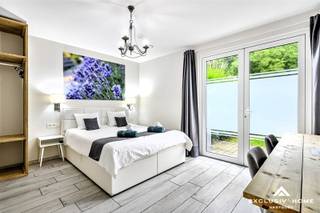 <p><span>Vous rêvez d’espace, de luxe et de tranquillité au cœur de la verdure ? Alors cette </span><span>villa design exceptionnelle</span><span> est exactement ce que vous recherchez. Située sur un magnifique terrain de </span><span>1.880 m²</span><span>, juste en dehors du centre d’un village pittoresque de la région </span><span>Ninove – Grammont – Galmaarden</span><span>, elle vous offre une </span><span>intimité absolue</span><span> tout en restant parfaitement accessible.</span></p><p><span>Construite avec des </span><span>matériaux de haute qualité</span><span> et des techniques de pointe, cette villa moderne a été </span><span>finie dans les moindres détails</span><span>. Grâce à une architecture bien pensée — une façade avant fermée en contraste avec une façade arrière ouverte et vitrée — la lumière naturelle inonde chaque espace de vie et crée un lien harmonieux avec la nature environnante.</span></p><p><span>Depuis chaque pièce de vie, vous profitez d’une </span><span>vue imprenable</span><span> sur la terrasse accueillante, la piscine chauffée et le grand jardin qui s’ouvre en douceur sur les prairies et champs avoisinants. La proximité immédiate du </span><span>bois de Raspaille</span><span> et du domaine récréatif </span><span>“De Gavers”</span><span> fait de cette villa le lieu idéal pour les amateurs de calme, de nature et de plein air.</span></p><h3><span>Aménagement :</span></h3><ul><li><span>Rez-de-chaussée</span><span> : hall d’entrée spacieux avec réception, vestiaire et toilettes invités, séjour lumineux avec salon et salle à manger, cuisine ouverte haut de gamme avec îlot central, buanderie/réserve attenante. Deux grandes chambres avec salle de bain privative et accès terrasse complètent ce niveau.</span></li><li><span>Premier étage</span><span> : hall de nuit, 3 chambres à coucher, dont une suite parentale de 39 m² avec dressing et salle de bain privative. Chaque chambre dispose de sa propre salle de bain et de toilettes.</span></li><li><span>Deuxième étage</span><span> : 1 chambre supplémentaires, une salle de bain avec toilettes, et un espace de rangement. Une des chambres est actuellement aménagée en salle de jeux.</span></li></ul><p><span>Cette propriété offre 6</span><span> chambres et 6 salles de bains</span><span>, ce qui permet </span><span>une grande flexibilité d’habitation</span><span> : idéale pour une grande famille, une colocation ou une combinaison vie privée / profession libérale ou activité indépendante.</span></p><p><span>À l’extérieur, vous profitez d’un </span><span>jardin paysager</span><span>, de plusieurs terrasses ensoleillées, d’une </span><span>piscine attrayante</span><span>, ainsi que d’un espace de </span><span>stationnement pour au moins 5 voitures</span><span> en façade.</span></p><h3><span>Pourquoi choisir cette villa ?</span></h3><ul><li><span>Surface habitable luxueuse d’environ </span><span>480 m²</span></li><li><span>Excellente efficacité énergétique</span><span> et isolation thermique</span></li><li><span>Architecture contemporaine avec lignes épurées et abondance de lumière</span></li><li><span>Situation calme à proximité de la nature et de toutes commodités</span></li><li><span>Convient parfaitement à un </span><span>usage privé et/ou professionnel</span></li><li><span>Atouts supplémentaires : chauffage par le sol, sécurité renforcée, double système de ventilation, panneaux solaires, pompe à chaleur, portes coupe-feu, etc.</span></li></ul><p><span> </span></p><p><span>Planifiez dès maintenant une visite</span><span> et laissez-vous séduire par le caractère exceptionnel de cette villa. Une opportunité unique pour ceux qui ne se contentent que du meilleur.</span></p><p><span> </span></p>