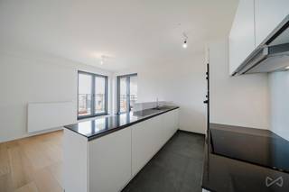 <p><strong><span>Info en bezoeken – 02 315 51 71</span></strong></p>
<p><span>Ideaal gelegen op de Vorstlaan, binnen het project Oxygen, biedt dit appartement een moderne indeling en optimaal comfort.</span></p>
<p><span>Het appartement beschikt over een inkomhal met wasruimte die leidt naar een lichtrijke leefruimte met open keuken en directe toegang tot een prachtig terras van ongeveer 50 m², ideaal om van het buitenleven te genieten. Het nachtgedeelte is goed gescheiden en omvat drie comfortabele slaapkamers en twee badkamers.</span></p>
<p><span>Alle ramen zijn voorzien van screens, wat zorgt voor optimaal comfort het hele jaar door.</span></p>
<p><span>Een parkeerplaats is verplicht aan te kopen (€35.000), met de mogelijkheid om een elektrische laadpaal te installeren.</span></p>
<p><span>Gelegen nabij winkels, openbaar vervoer, scholen en het Zoniënwoud, geniet u van een ideale combinatie tussen stad en natuur.</span></p>
<p><strong><span>Een ideaal appartement, snel te bezichtigen!</span></strong></p>