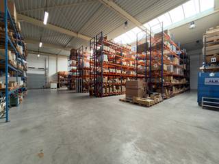 Ontdek dit uitstekend gelegen en multifunctioneel bedrijfsgebouw aan de Esserstraat 15 in Zwevegem, ideaal voor ondernemers die werk en wonen willen combineren of op zoek zijn naar een ruime professionele site met tal van mogelijkheden.<br />Het pand is gelegen op een perceel van 2.975 m² en biedt bovendien nog een uitbreidingsmogelijkheid van ca. 750 m², wat extra toekomstpotentieel garandeert.<br /><br />Het gebouw omvat een representatieve kantoor- en showroomruimte van 180 m², voorzien van sanitair en een kitchenette. Aansluitend bevindt zich een eerste magazijnruimte van 175 m² met een vrije hoogte van 3,82 m en een sectionale poort (2,3 m x 2,25 m), eveneens uitgerust met sanitair.<br /><br />Verder beschikt het gebouw over een ruim hoog magazijn van 576 m² met een vrije hoogte van maar liefst 7 meter. Deze ruimte is toegankelijk via twee sectionale poorten (4 m x 4,5 m en 3 m x 3 m) en staat in verbinding met een praktische laadkaai, wat zorgt voor een efficiënte logistieke werking.<br />De magazijnen zijn voorzien van gasverwarming en er is drijfkracht aanwezig, wat het pand geschikt maakt voor diverse industriële of ambachtelijke activiteiten.<br /><br />Daarnaast zijn er 3 ondergrondse garages en een ruime berging. Via deze zone bereikt u een traphal met liftkoker die directe toegang biedt tot zowel de kantoorruimtes als de bovenverdieping.<br />Op de bovenste verdieping bevindt zich een prachtig appartement van ca. 200 m² met: 3 volwaardige slaapkamers, een lichtrijke, open living met geïntegreerde keuken, 3 badkamers en een ruim terras van maar liefst 78 m². Dankzij het ontbreken van steunmuren kan deze verdieping bovendien eenvoudig worden heringericht tot een toonzaal of kantoorruimte.<br />Bovendien is er een polyvalente ruimte die nog naar wens kan worden ingericht, bijvoorbeeld als bijkomend kantoor, praktijkruimte of vergaderruimte.<br /><br />Contacteer Henry Van Tornhout voor bijkomende inlichtingen of een vrijblijvend plaatsbezoek via 0474 13 37 93 of via henry@kmovastgoed.be<br /><br /><strong>Stedenbouwkundige inlichtingen:</strong><br />EPC: C<br />Bouwvergunning: Ja<br />Verkavelingsvergunning: Nee<br />Bestemming: ambachtelijke bedrijven en kmo's<br />Voorkooprecht: geen<br />Geen rechterlijke of bestuurlijke herstelmaatregelen opgelegd<br />Niet gelegen in overstromingsgevoelig gebied<br />Overstromingsscores:<br />Gebouwscore (G): A<br />Perceelscore (P): A