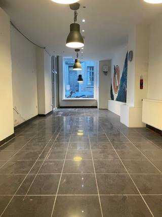 Te huur: deze gelijkvloerse commerciële ruimte/kantoorruimte is gelegen in hartje Aalst op slechts 1 minuut van de Grote Markt. Naast een commcerciële ruimte/kantoorruimte bevat het pand nog een opbergruimte. Dankzij de uitermate goede ligging van het pand, is deze ruimte ideaal voor wie op zoek is naar een kantoor of uitbating van een zelfstandige activiteit (advocaten, geneesheren, tandartsen, boekhouders...). Dit pand ligt op loopafstand van parking Houtmarkt en bevindt zich in een straat met parkeergelegenheid. Desgewenst kunnen er parkeerplaatsen worden gehuurd in een overdekte gesloten garage rechtover het handelspand. Huurprijs 850 EUR/maand + 30 EUR/maand gemeenschappelijke kosten.