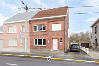 Centraal gelegen op wandelafstand van centrum en station van Galmaarden, stellen wij u deze ruime gezinswoning voor met tuin , garage (20m2) en bijgebouw (23m2) op 6are30. Deze woning bestaat uit een inkomhal met gastentoilet, living / eetplaats (33m2), halfopen keuken met eethoek (19m2) en toegang tot terras en tuin, berging en droge bewaarkelder. Het verdiep herbergt een nachthal, 2 grote slaapkamers van 16m2, dressing en badkamer langswaar er toegang is naar de masterbedroom (36m2) op het zolderverdiep. EPC D 378 zonder renovatieverplichting, verwarming aardgas (kachels), dubbele beglazing hout met rolluiken. Woning is verhuurd dus opzegtermijn te respecteren. Te bezoeken