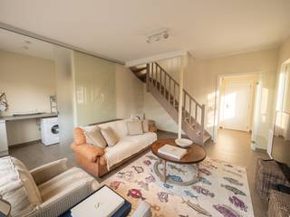 <em><strong>Residentie Gaia</strong></em><br /><br />Gelegen op een zonnige en uitstekende locatie vlak bij de Dumortierlaan en het Yzerpark, vindt u dit gezellige duplexappartement (gelijkvloers en eerste verdieping).<br /><u><strong>Indeling</strong>:</u>
<ul>
<li><strong>Gelijkvloers:</strong> Een volwaardige slaapkamer met toegang tot een gezellig binnenkoertje. Daarnaast beschikt het appartement over een tweede ruime kamer die perfect kan dienen als extra leefruimte, bureau of polyvalente ruimte. De slaapkamer is bovendien voorzien van een ensuite badkamer met aansluitende wasplaats.</li>
<li><strong>Eerste verdieping</strong>: Een lichtrijke leef- en eetruimte met een moderne open keuken. Vanuit de eetruimte stapt u zo het terras op met zicht op het Yzerpark. Verder is er op deze verdieping een royale slaapkamer met een eigen ensuite douchekamer met toegang tot het tweede terras aan de Nieuwpoortstraat.</li>
</ul>
Op elke verdieping is er een afzonderlijk gastentoilet aanwezig. Daarnaast beschikt het pand over twee ruime kelderbergingen en een gemeenschappelijke fietsenberging.<br />Dit appartement is uitermate geschikt als vaste woonplaats of als hoogwaardig tweede verblijf.<br /><br /><u><strong>Huurvoorwaarden:</strong></u>
<ul>
<li>Beschikbaar vanaf: 01/01/2027!</li>
<li>Forfait algemene kost: €75</li>
<li>Zowel voor hoofdverblijf als tweedeverblijf</li>
<li>Optionele tweedeverblijftaks ten laste van de huurder</li>
<li>Enkel privatieve verhuur, niet mogelijk via vennootschap</li>
<li>3 maand huurwaarborg</li>
<li>Kost plaatsbeschrijving 50/50</li>
<li>Nutsvoorzieningen op naam van de huurder</li>
<li>Huurdersverzekering verplicht</li>
</ul>
Bezoeken: Enkel op afspraak (het appartement is momenteel nog bewoond)<br />Heeft u interesse in dit leuke duplexappartement aarzel dan niet om ons te contacteren voor een bezoek!<br /><em>Ref: OGA725</em>