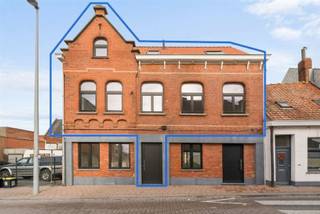 Bienvenue dans ce superbe appartement à Oostrozebeke ! Cette propriété moderne rénovée offre un équilibre parfait entre le charme classique et le confort contemporain. Avec une surface habitable totale de 140m², la propriété dispose de trois chambres spacieuses, idéales pour les familles ou comme espace de travail.L'appartement dispose d'une salle de séjour ouverte et lumineuse avec des planchers en bois naturel et de grandes fenêtres qui laissent entrer beaucoup de lumière naturelle. La cuisine élégante et entièrement équipée avec des armoires sombres et des appareils modernes vous invite à préparer de délicieux repas. D'élégantes portes coulissantes donnent accès à la terrasse extérieure qui surplombe la campagne.Un escalier noir caractéristique mène aux étages supérieurs, où se trouvent les chambres confortables et la salle de bains. L'intérieur présente des finitions de haute qualité, des spots et des éléments de design modernes qui le rendent sophistiqué et élégant.Le grand jardin arrière, entouré de cloisons modernes, offre beaucoup d'intimité et d'espace pour se détendre. Un garage pratique offre un espace de stationnement et de stockage sécurisé. Située au cœur d'Oostrozebeke, cette propriété allie la tranquillité rurale à une bonne accessibilité. Une opportunité unique pour ceux qui recherchent le confort et le style !