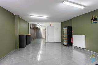 TE KOOP IN BERLARE<br /><br />Bent u op zoek naar een instapklare eigendom met tal van mogelijkheden op een commerciële ligging in Berlare? Dan is deze veelzijdige woning zeker een bezoek waard. Op het gelijkvloers bevindt zich een ruime handelsruimte die zich leent voor diverse professionele activiteiten. Deze verdieping beschikt over toiletten, een keuken en een multifunctionele ruimte die naar wens kan worden ingericht. Verder vindt u er een gezellige koer en twee garages, waarvan één perfect kan dienen als parkeerplaats en de andere als opslagruimte, atelier of extra werkruimte.<br /><br />Op de eerste verdieping bevindt zich het aangename woongedeelte. Hier geniet u van een ruime keuken met plaats voor een eettafel, een lichtrijke leefruimte, twee comfortabele slaapkamers en een vernieuwde badkamer uitgerust met een inloopdouche en een dubbele lavabo. Dankzij de praktische indeling, de combinatie van wonen en werken en de uitstekende commerciële ligging biedt deze eigendom heel wat mogelijkheden, zowel voor zelfstandigen als voor gezinnen die op zoek zijn naar extra ruimte.<br /><br />Graag een bezoek? Contacteer Margot via margot@cornelis-goeman.be of bel naar 0470 06 40 60.