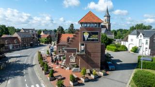 Avec un rendement garanti des locaux commerciaux loués à long terme et prospères, ainsi que 2 appartements rénovés situés au-dessus, il y a...