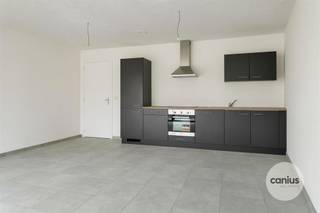 <p><span>APPARTEMENT MET 2 SLPKS NABIJ HET CENTRUM</span></p><p><span> </span></p><p><span>De Spoorstraat te Diepenbeek is de thuisbasis van “Residentie Coupé”. Deze knappe residentie is centraal gelegen en bevindt zich vlakbij het centrum met al haar faciliteiten. Ook het vernieuwde stationsplein en de oprit van de autosnelweg zijn in de onmiddelijke omgeving terug te vinden. <br /><br />Appartement 2.1 bevindt zich op de tweede verdieping en biedt 89m² bewoonbare oppervlakte.<br />Men beschikt over een inkomhal, leefruimte met open keuken, berging, apart toilet, badkamer, 2 slaapkamers, een zuidwest georiënteerd terras gelegen aan de achterkant en een kleiner terrasje aan de voorkant van het gebouw.<br /><br />Als bewoner kan u gebruik maken van de gemeenschappelijke fietsenstalling, heeft u vaste parkeerplek in de ondergrondse garage en een private kelderberging.</span></p><p><span> </span></p><p><span>KORT SAMENGEVAT</span><span>:</span></p><p><span>Vraagprijs: € 265.000,00</span></p><p><span>verkoop onder btw (21%)</span></p><p><span>Parking en kelder inbegrepen in bovenvermeld prijs.</span></p><p><span>Totale verkoopprijs: € 320.650,00<br /><br />Voor meer info of een bezoek ter plaatse kan u onze medewerkers bereiken via <span>info@canius.be</span></span><span> of 078 78 30 39.<br /><br /></span></p><p><span>De vermelde oppervlaktes zijn slechts een indicatie. Canius Real Estate kan niet verantwoordelijk gesteld worden voor de juistheid van de door zijn verstrekte gegevens.</span></p><p><span> </span></p>