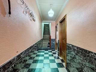 Deze te renoveren woning is gelegen aan de Brugsesteenweg, een van de belangrijkste invalswegen van Kortrijk. De locatie staat bekend om haar uitstekende bereikbaarheid en centrale ligging. Via de vlotte verbinding met het stadscentrum, de E17 en de R8 geraakt u moeiteloos overal. Bovendien bevinden zich in de nabije omgeving diverse winkels, scholen en openbaar vervoer, wat dit huis extra interessant maakt.Indeling: *Gelijkvloers: - inkomhal - ruime leefruimte - keuken - badkamer - tuinberging - gezellige stadstuin *Eerste verdieping: - 2 ruime slaapkamers *Tweede verdieping - zolderkamer die werd ingericht tot slaapkamer Deze woning met stadstuin in Kortrijk biedt heel wat mogelijkheden voor wie op zoek is naar een renovatieproject met potentieel. Dankzij de gunstige ligging en de praktische indeling vormt dit pand de ideale basis om uw droomhuis te realiseren.Wenst u meer info over deze woning of wenst u een bezoek ter plaatse? Contacteer Alissia Dewitte (0472 18 64 21 - alissia.dewitte@dewaele.com) of Yoshi Vandeginste (0474 49 50 38 - yoshi.vandeginste@dewaele.com)Dit pand is onderworpen aan de renovatieverplichting van de Vlaamse overheid voor residentiële gebouwen (behoudens bij sloop binnen 5 jaar na de aankoop). Consulteer voor meer informatie de website van het Vlaams Energie- en Klimaatagentschap via https://www.vlaanderen.be/een-woning-kopen/renovatieverplichting-voor-residentiele-gebouwen