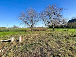 <strong>Geniet van de harmonie tussen hedendaags comfort en toekomstgericht wonen nabij Ninove!</strong><br /><br /><strong>LIGGING</strong><br /><br />Deze <strong>energiezuinige villa (E-peil 30)</strong> gelegen op een royaal perceel, combineert een landelijk-moderne architectuur met een hoogwaardige afwerking. <br />De villa is voorzien van een <strong>lucht-water warmtepomp, zonnepanelen, een ventilatiesysteem type D en vloerverwarming.</strong><br />Ideaal als u wenst te investeren in de toekomst, zonder in te boete aan wooncomfort en bereikbaarheid!<br />De idyllische ligging in de Denderstreek is perfect voor wandelingen en fietstochten langsheen de diverse groene routes.<br />Daarnaast zorgt de locatie voor een vlotte verbinding naar steden zoals Aalst, Gent en Brussel, alsook zijn diverse winkels en scholen nabij.<br /><br /><strong>INDELING</strong><br /><br />U komt binnen via de ruime inkomhal met vestiaire en gastentoilet. <br />Verder vindt u de leefruimte met bureauhoek terug, met aangrenzend de moderne keuken voorzien van kookeiland en eetplaats.<br />Grenzend aan de keuken is er ook een praktische berging.<br />Van op het ruime terras en in de grote tuin heeft u een <strong>prachtig verzicht </strong>op het achterliggende landschap. <br />Deze villa biedt u dus de ideale plek voor familiemomenten of zomerse tuinfeesten.<br /><br />Op de 1ste verdieping kan u 3 slaapkamers, een badkamer en een toilet terugvinden.<br />De badkamer is uitgerust met een ligbad, douche en dubbele wastafel.<br /><br />De <strong>zolderverdieping is een grote polyvalente ruimte</strong>, die perfect naar uw eigen noden en smaak kan ingericht worden als extra slaapkamer, bureau of hobbykamer!<br /><br />Contacteer Kevin voor info/bezoek: <strong>0476 66 55 50</strong>