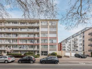 <p><span>Riant 4-slk hoekappartement met 2 terrassen en 2 autostaanplaatsen</span></p><p><span> </span></p><p><span>OMGEVING</span></p><p><span>Op zoek naar een ruim appartement (206 m²) met karakter, veel licht en een groene omgeving? Dit charmant hoekappartement op de 2de verdieping biedt een mooie combinatie van ruimte en comfort. Gelegen in het gegeerde Wilrijk vlakbij het Middelheim en Vogelzang, geniet je hier van een aangename, groene omgeving en vlotte bereikbaarheid. </span></p><p><span> </span></p><p><span>INDELING</span></p><p><span>Bij het binnenkomen verwelkomt de ruime inkomhal je met een praktische vestiairekast, berging met aansluitingen voor wasmachine en droogkast en een apart gastentoilet. </span></p><p><span>De lichtrijke woonkamer op parket met toegang tot het terras, vormt het hart van het appartement. De eetkamer loopt mooi over in de gezellige woonkamer op parket, de ideale plek voor gezellige avonden met familie en vrienden.</span></p><p><span>De grote keuken is voorzien van een oven, gasvuur met dampkap, dubbele spoelbak en vaatwasser en heeft rechtstreeks toegang tot het terras, perfect voor een ochtendkoffie, een aperitiefje of een rustig momentje buiten. Praktisch is ook de ruime berging die grenst aan de keuken.</span></p><p><span>Het appartement beschikt over 4 ruime slaapkamers waarvan de masterbedroom een ensuitebadkamer (bad- douchecombinatie en lavabo) heeft en 1 slaapkamer toegang heeft tot het terras aan de achterzijde van het gebouw. De 2de badkamer met zitbad- douchecombinatie en lavabo zorgt voor extra comfort. </span></p><p><span> </span></p><p><span>Een extra troef zijn de 2 bergplaatsen in de kelder en de 2 ondergrondse autostaanplaatsen die kunnen aangekocht worden voor € 17.000 en € 9.000 (deze is ideaal voor een kleine stadswagen of moto).</span></p><p><span> </span></p><p><span>BIJZONDERHEDEN</span></p><p><span>- 4 slaapkamers</span></p><p><span>- vernieuwde ramen</span></p><p><span>- 2 terrassen</span></p><p><span>- EPC B</span></p><p><span>- 2 badkamers</span></p><p><span>- 2 ondergrondse staanplaatsen</span></p><p><span>- goed onderhouden gebouw met conciërge</span></p>
