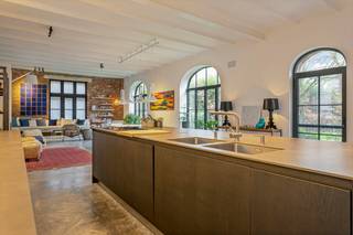 Vrij recent gerenoveerde, luxueuze doorleefwoning met parktuin. De L-vormige woning biedt bijzonder smaakvol ingerichte en perfect afgewerkte open leefruimtes op het gelijkvloers en 3 kamers en 2 badkamers op de verdieping. De woning bevindt zich in een private, volledig aangelegde parktuin. 

Omvattende:
Gelijkvloers: inkomhal, zitkamer, open keuken met eiland, eetkamer en zithoek, toiletruimte, berging, was- en technische ruimte, stoomcabine
Eerste verdieping: nachthal, master bedroom met dressing en badkamer, open bureauruimte, 2 slaapkamers, badkamer, zithoek 
Oprit, parktuin en bijgebouw: private oprit, dubbele carport met berging, aangelegde parktuin, zonneterras en biologische zwemvijver

Ligging: deze magnifieke woning bevindt zich in een klein doodlopend straatje in een deelgemeente van Boutersem. Het station van Vertrijk bevindt zich op 5 km en de aansluiting met de E40 op een 6-tal km.  

De beschikbaarheid van deze woning is onderling overeen te komen. 
Bekijkt u dit pand via één van onze aanverwante websites, dan verwijzen wij u graag door naar onze eigen website. https://www.itimmo.be/luxueuze-doorleefwoning-met-parktuin