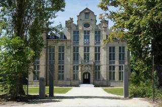 Prachtig gerenoveerd kasteel langsheen de Woluwelaan. Staat op socio culturele zone, kantoren mogelijk alsook activiteiten zonder overlast...