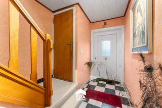 <strong>Sint-Eloois-Winkel - Woning met garage en tuin te koop.</strong><br /><br />Deze te renoveren woning is klaar voor een nieuwe eigenaar. Deze ruime woning heeft heel wat mogelijkheden. Ideaal voor de handige harry's, investeerders of gezinnen die graag de handen uit de mouwen steken.<br />Deze woning valt onder de renovatieverplichting.<br /><br /><strong>Indeling:</strong><br />Inkom, toilet, living, keuken, wasplaats, garage, kelder, tuin en tuinhuis<br /><u>1ste verdieping:</u> 3 slaapkamers en badkamer<br /><u>2de verdieping:</u> zolder<br /><br /><strong>Troeven:</strong>
<ul><li>Reeds een deel dubbele beglazing en hoogredements beglazing</li><li>Ruime garage en oprit</li><li>Zongerichte tuin</li><li>Goed onderhouden</li></ul>