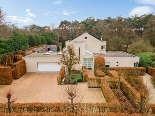 In een luwte van groen, verscholen in een doodlopende straat en toch opmerkelijk dichtbij het dorpsleven en de belangrijkste verbindingswegen,...