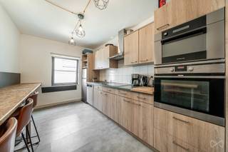 WE INVEST SUD-LUXEMBOURG stelt u dit ruime appartement voor, ideaal gelegen in het hart van het centrum van Aarlen, op de tweede verdieping van een mede-eigendom.
Met zijn 4 slaapkamers en royale ruimtes biedt deze woning een bijzonder zeldzame indeling op de vastgoedmarkt van Aarlen. Het appartement is zowel geschikt voor een investeerder die op zoek is naar een aantrekkelijk huurrendement als voor kopers die willen genieten van een ruim gezinsappartement met 4 slaapkamers in het centrum van de stad.
Dankzij de centrale ligging bevinden alle voorzieningen zich op wandelafstand: winkels, openbaar vervoer, scholen, restaurants en diensten.
Het appartement is als volgt ingedeeld:
Een ruime inkomhal die toegang biedt tot de verschillende vertrekken, een grote leefruimte met volledig uitgeruste open keuken, vier ruime slaapkamers, waarvan twee beschikken over een eigen privé-doucheruimte, evenals een derde doucheruimte.
Momenteel wordt het appartement verhuurd als cohousing, waardoor het onmiddellijk huurinkomsten genereert. De indeling is bovendien perfect geschikt voor dit type verhuur.
Jaarlijkse huurinkomsten: € 33.600
Kosten mede-eigendom: ± € 100/maand
Of u nu op zoek bent naar een rendabele vastgoedinvestering of naar een ruim appartement met 4 slaapkamers in het stadscentrum, deze woning biedt tal van mogelijkheden.
Voor meer informatie of om een bezoek in te plannen, kunt u contact met ons opnemen:
+32 (0)63 33 00 69 – sud.luxembourg@weinvest.be