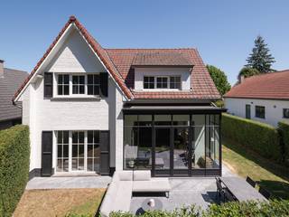 Aan het einde van een bijzonder rustige, doodlopende straat in Meise ligt deze instapklare villa met een tijdloze en hoogwaardige afwerking. Tegelijk liggen het centrum van Meise, winkels, belangrijke invalswegen, de A12 en de Ring vlakbij. De woning werd in 2019 grondig gerenoveerd en nadien verder verfijnd met een op maat gemaakte keuken, recente airconditioning, zonnepanelen, een laadpaal en een vernieuwde driefasige elektrische installatie. Het gelijkvloers is open, lichtrijk en uitzonderlijk praktisch ingedeeld. Vanuit de inkomhal bereikt u aan de ene zijde de ruime leefruimte en open leefkeuken. De stijlvolle glazen leefveranda vormt hier het centrale element: grote raampartijen en dubbele deuren trekken het daglicht tot diep in de woning en creëren een directe verbinding met het terras en de tuin. De maatkeuken werd volledig op ontwerp vervaardigd en afgewerkt met een duurzaam werkblad in Dekton, een royaal kookeiland, subtiel geïntegreerde stopcontacten, een onderbouwspoelbak, een Novy-kookplaat met geïntegreerde dampkap en hoogwaardige Siemens-inbouwtoestellen. Aan de andere zijde van de hal liggen een vestiaire, een gastentoilet en de ruime master bedroom met eigen badkamer. Op de eerste verdieping bevinden zich twee zeer ruime slaapkamers, een derde slaapkamer en een tweede badkamer. Een kelder en zolder zorgen voor bijkomende bergruimte. De zuidgerichte tuin is volledig omheind en onderhoudsvriendelijk aangelegd. Hier geniet u van privacy, zon en voldoende ruimte voor kinderen. Achteraan zijn twee parkeerplaatsen aanwezig; bovendien bovendien is er een vergunning voor een carport. Ook technisch is de woning klaar voor de toekomst, met onder meer twaalf hoogrendementszonnepanelen van circa 5 kWp, vier airco-units die tevens als warmtepomp functioneren, een Viessmann-gascondensatieketel, vloerverwarming, laadpaal en een alarmsysteem. Info: villatekoopmeise@outlook.be