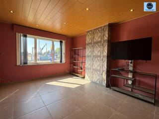 <p><span>WONING MET 3 SLAAPKAMERS EN TUIN</span></p><p><span>Richtprijs : 375.000 euro</span></p><p><span> </span></p><p><span>Deze woning is gelegen in de nabijheid van belangrijke invalswegen, openbaar vervoer, scholen en winkels.</span></p><p><span> </span></p><p><span>Op de benedenverdieping treft u de inkomhal met open living-eetruimte en vernieuwde keuken.  Verder treft u nog een berging met tal van mogelijkheden met toegang tot terras en tuin.</span></p><p><span> </span></p><p><span>Op de eerste verdieping vindt u 3 slaapkamers en badkamer met douche, toilet en lavabo.</span></p><p><span> </span></p><p><span>Op de tweede verdieping treft u nog de zolder die toegankelijk is via een vaste trap.  Deze ruimte kan nog ingericht worden in bijkomende kamers.</span></p><p><span> </span></p><p><span>De woning beschikt over dubbele beglazing in PVC en is voorzien van centrale verwarming op gas.</span></p><p><span> </span></p><p><span> </span></p><p><span>Aarzel niet en bel 0489/54.69.99 of email <span>dylan@svena.be</span></span></p><p><span> </span></p><p><span>Stedenbouwkundig uittreksel/inlichtingen in aanvraag! </span></p><p><span>Deze gegevens zijn louter informatief en wij kunnen niet aansprakelijk gesteld worden voor eventuele onjuistheden. </span></p><p><span>De bewoonbare oppervlakte is slechts indicatief.</span></p><p><span> </span></p><p><span> </span></p><p><span> </span></p>