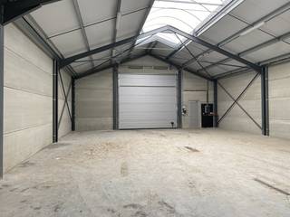 Op het industrieterrein te Izegem bevindt zich deze loods te huur van ca. 216 m².Specificaties:* drijfkracht aanwezig* lichtstraat* automatische...