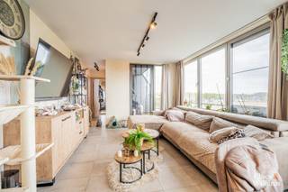 Ontdek dit uitzonderlijk lichtrijk en ruim duplex-appartement van 123 m², gelegen in het centrum van Herzele, op wandelafstand van het...