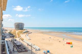 Instapklare studio met slaaphoek en frontaal zeezicht op toplocatie te koop te Middelkerke. Deze studio situeert zich op de vijfde verdieping van de Residentie Bristol, Paul de Smet de Naeyerstraat 35 vlakbij openbaar vervoer, winkels en horeca. <br /><br />Indeling: <br />- inkom<br />- ingerichte keuken met aansluiting wasmachine/vaatwas, keramische kookplaat, combi-oven en koelkast <br />- lichtrijke leefruimte (23m²)<br />- aparte slaaphoek<br />- badkamer met douche, lavabo en toilet.<br /><br />Pluspunten:<br />- Topligging te centrum Middelkerke<br />- Aparte slaaphoek<br />- Nieuwe pvc ramen<br />- Vernieuwde lift <br />- Positief elektriciteitsattest (blanco attest)<br />- Vuilnislokaal in het gebouw<br /><br />Bent u op zoek naar een instapklare studio met frontaal zeezicht te koop te Middelkerke, aarzel niet om uw afspraak vast te leggen!<br /><br />Bestuursmaatregelen in het maatregelenregister: nee