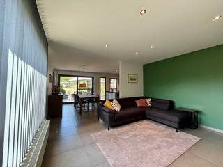 Deze praktische halfopen woning (bouwjaar 2008) is instapklaar, energiezuinig en biedt alle hedendaags comfort in een rustige, groene omgeving...