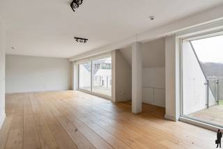 <strong>Luxueus appartement, in een uniek parkdomein Berkendael te Brasschaat!</strong><br /><br /><strong>Een volledig uitgeruste wellness ruimte op het domein inclusief fitness, indoor verwarmd zwembad, sauna en hamman, en daarnaast een stijlvolle relaxruimte met open haard en een exclusief clubhouse voor bewoners. Een oase van rust en luxe!</strong><br /><br /><strong>Het domein is gelegen aan de rand van het Peerdsbos, recreatiefaciliteiten en op een steenworp van het bruisende centrum van Brasschaat!</strong><br /><br /><strong>Indeling:</strong><br />- Een inkomhal met ingemaakte kasten voor extra opgbergruimte<br />- Een riante woonkamer op parketvloer, voorzien van schuiframen die toegang geven tot een royaal terras <br />- Een moderne open keuken met gootsteen en Miele inbouwtoestellen waaronder, koelkast, vriezer, inductiekookvuur, oven -en microgolfoven,... en toegang naar achterliggend terras aan de achterzijde<br />- Een nachthal met nachttoilet en separaat handenwasser<br />- Een eerste slaapkamer met aansluiting voor wasapparatuur en eveneens toegang naar het terras aan de voorzijde<br />- Een tweede volwaardige slaapkamer met ingebouwkasten en toegang naar eigen terras<br />- Een badkamer met inloopdouche, lavabo en toilet<br />- Een praktische berging met technische installatie<br /><br /><strong>Algemeen:</strong><br />- Gasverwarming via vloerverwarming en radiatoren<br />- Een ondergrondse garagebox, € 30.000,- verplicht bij aan te kopen<br />- Recent bouwjaar (2015)<br />- Ruime infrastructuur: brede inkomhallen en grote liften<br />- Afgewerkt met kwaliteitsmaterialen<br />- Ruime parkeergelegenheid op het domein zelf<br /><br />De gemeenschappelijke onkosten bedragen 868<span> </span>EUR per maand met INBEGRIP van:<br />- privatief verbruik gas = 11 EUR / maand<br />- privatief verbruik warm water = 15 EUR/maand