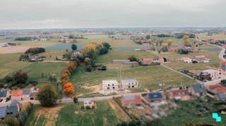 Dit uniek perceel van 1.506 m² combineert een uitzonderlijk landelijk uitzicht met een rustige en charmante ligging in De Ginste, een deelgemeente...