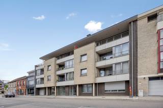 Dit duplex penthouse op de derde verdieping van een kleinschalige residentie aan de Luikersteenweg 12 heeft alles in huis voor wie ruim en...