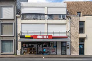 <strong>Een toplocatie koop je maar één keer. De invulling bepaalt u zelf.</strong><br />Op een uitstekende zichtlocatie langs de Oostendestraat in Torhout bevindt zich dit veelzijdige handelspand met ruime duplexwoonst. Dankzij de commerciële ligging, de brede etalage en de dagelijkse passage geniet uw toekomstige zaak hier van maximale zichtbaarheid.<br /><br />De eigendom beschikt over een bruto vloeroppervlakte van circa 364 m², verdeeld over een handelsgelijkvloers van ca. 129 m² en een ruime duplexwoonst van ca. 235 m². Deze indeling biedt een unieke combinatie van professioneel ondernemen en comfortabel wonen of investeren.<br /><br />Het gelijkvloers is ingericht als handelsruimte en vormt de ideale basis voor een winkel, kantoor, praktijkruimte, showroom of andere commerciële activiteit.<br /><br />De bovenliggende woonst is momenteel ingericht als een ruim duplexappartement met vier volwaardige slaapkamers, twee badkamers, een royale leefruimte met open keuken en een ruim zonneterras. Het appartement is momenteel verhuurd, waardoor de eigendom ook interessant is voor investeerders die onmiddellijk kunnen rekenen op een bestaande huuropbrengst.<br /><br />Hoewel de eigendom een grondige renovatie vraagt, schuilt net daarin haar grootste meerwaarde. Ze biedt de vrijheid om zowel de handelsruimte als de woonst volledig naar eigen smaak en visie te moderniseren. Dankzij de uitstekende commerciële ligging, de royale volumes en de combinatie van handel en wonen vormt dit een uitzonderlijke opportuniteit voor ondernemers, investeerders en projectontwikkelaars.<br /><strong>Troeven</strong>
<ul>
	<li> Commerciële topligging langs de Oostendestraat</li>
	<li>Handelspand met ruime duplexwoonst</li>
	<li>Handelsruimte van ca. 129 m²</li>
	<li>Duplexappartement van ca. 235 m²</li>
	<li>4 volwaardige slaapkamers</li>
	<li>2 badkamers</li>
	<li>Royale leefruimte met open keuken</li>
	<li>Groot zonneterras</li>
	<li>Duplexwoonst momenteel verhuurd</li>
	<li>Ideaal voor zelfstandigen, vrije beroepen en investeerders</li>
	<li>Renovatieproject met aanzienlijk meerwaardepotentieel</li>
</ul>
<strong>Technische gegevens</strong>

<ul>
	<li>Bruto vloeroppervlakte: ca. 364 m²</li>
	<li>Handelsgelijkvloers: ca. 129 m²</li>
	<li>Duplexappartement: ca. 235 m²</li>
	<li>Perceeloppervlakte: ca. 165 m²</li>
	<li>Bouwjaar: 1968</li>
	<li>Residentieel EPC: Label B – 141 kWh/m²/jaar</li>
	<li>Afzonderlijk EPC niet-residentieel beschikbaar.</li>
</ul>
Ervaar zelf het potentieel van deze veelzijdige eigendom. Contacteer ons voor een persoonlijke rondleiding en ontdek hoe dit handelspand met duplexwoonst kan uitgroeien tot uw volgende succesvolle investering of ondernemersverhaal.