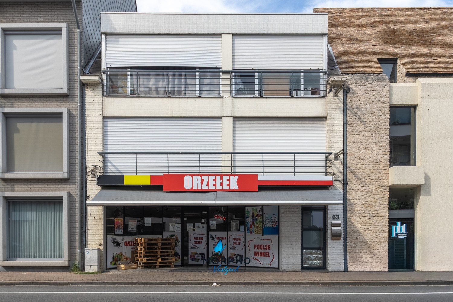 Een toplocatie koop je maar één keer. De invulling bepaalt u zelf. Op een uitstekende zichtlocatie langs de Oostendestraat in Torhout bevindt zich dit veelzijdige handelspand met ruime duplexwoonst. Dankzij de commerciële ligging, de brede etalage en de d - foto 1