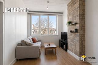 <p><span> </span></p><p><span>Appartement idéal pour débutants (43 m²) avec 1 chambre à Deurne.</span></p><p><span> </span></p><p><span>A Deurne-Zuid, à proximité des transports en commun, des magasins et des supermarchés, se trouve cet immeuble de petite taille avec seulement 4 appartements. Grâce à sa taille limitée, il n'y a pas de coûts fixes — un atout important pour les débutants ou les investisseurs. Il y a des compteurs séparés pour le gaz, l'eau et l'électricité. De plus, la toiture a été rénovée il y a 7 ans et des fenêtres en PVC à double vitrage ont été installées.</span></p><p><span> </span></p><p><span>Vous entrez dans le séjour lumineux (22 m²), qui est le cœur de l'appartement. A l'avant, la chambre (6 m²) y est reliée. À l'arrière se trouve la cuisine séparée (5 m²) avec un équipement de base et une douche. Il y a également des toilettes séparées.</span></p><p><span> </span></p><p><span>Une opportunité abordable pour les débutants ou les investisseurs à la recherche d'un appartement compact avec du potentiel. Ne manquez pas cette opportunité ! Surface habitable 43 m² ref : surface brute. Certificat EPC. Pour plus d'informations ou une estimation gratuite, visitez www.hansimmo.be</span></p><p><span> </span></p>