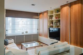 Achter deze prachtige art-decogevel schuilt een bijzonder ruim huis. Dit huis werd in 2000 smaakvol ingericht met behulp van een binnenhuisarchitect. Dit met veel zorg voor kwalitatieve materialen en maatwerk. De gelijkvloerse verdieping beschikt over 3 ruime garages en extra ruimtes voor een atelier, thuisbureau of stockageplaats. De mogelijkheden zijn werkelijk oneindig. Indeling:Gelijkvloerse verdieping:- imposante inkomhal- bureau-ruimte/polyvalente ruimte- badkamer met bad en lavabo, apart toilet, - aparte berging- 3 ruime garages- 2 aparte kamers die perfect als stockageruimte/atelier/hobbyruimte kunnen dienenEerste verdieping:- ruime leefruimte met open keuken en maatkasten- mooi zonnig terras van 27 m²- apart gastentoiletTweede verdieping:- grote slaapkamer met dressing en badkamer (lavabomeubel en douche)- tweede slaapkamerDerde verdieping- derde en vierde slaapkamerWenst u meer info over deze woning of wenst u een bezoek ter plaatse?Contacteer Sarah Hanson 0493 25 46 80 - sarah.hanson@dewaele.com Bestuursmaatregelen in het maatregelenregister: nee