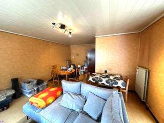 Appartement met twee slaapkamers in het centrum van Paal<br /><br />Op een uitstekende locatie in het centrum van Paal bevindt zich dit praktisch ingedeeld appartement met twee volwaardige slaapkamers. Dankzij de centrale ligging geniet u van alle dagelijkse voorzieningen, winkels, openbaar vervoer en verbindingswegen op wandelafstand.<br /><br />Het appartement biedt een mooie bewoonbare oppervlakte met tal van mogelijkheden om het volledig naar eigen smaak en wensen in te richten aangezien een renovatie gewenst is. Voor wie op zoek is naar een woning met potentieel vormt dit een unieke kans om een eigen thuis te creëren op een aantrekkelijke locatie.<br /><br />De gunstige vraagprijs weerspiegelt de mogelijkheid om het appartement verder te moderniseren, waardoor u de vrijheid krijgt om uw eigen accenten te leggen en het appartement volledig af te stemmen op uw persoonlijke stijl.<br /><br />Extra troef is de bijhorende garage, die bij aangekocht dient te worden voor € 25.000.<br /><br />Bent u op zoek naar een ruim appartement met potentieel op een centrale ligging? Dan is dit zeker een bezoek waard.