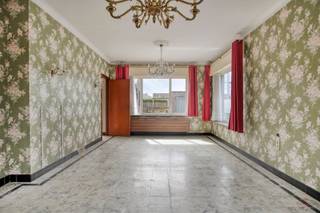 <p><span>Ontdek deze ruime halfopen gezinswoning met tal van mogelijkheden, gelegen in de Machelenstraat 68 te Petegem-aan-de-Leie.</span></p><p><span>Met een bruto bewoonbare oppervlakte van 151 m² en een perceel van maar liefst 500 m² biedt deze woning volop ruimte, zowel binnen als buiten. De ruime tuin, oprit en aparte garage maken van deze woning een interessante eigendom met tal van mogelijkheden. </span></p><p><span>Sinds 2016 werden reeds verschillende verbeteringswerken uitgevoerd. Zo werd het dak geïsoleerd en werden de dakpannen vernieuwd. Daarnaast werd de woning voorzien van hoogrendementsbeglazing in PVC, een nieuwe voordeur en een sectionale poort in de vrijstaande garage.</span></p><h3><span>INDELING:</span></h3><p><span>Gelijkvloers: Inkomhal - leefruimte - keuken - berging - veranda - toilet - wasplaats/technische ruimte<br />Eerste verdieping: 3 ruime slaapkamers - badkamer met douche en lavabo<br />Tweede verdieping: Onafgewerkte zolderverdieping, momenteel toegankelijk via een zolderluik. Mits de nodige afwerking kan deze ruimte bijvoorbeeld ingericht worden als extra slaapkamer, hobbyruimte of bureauruimte.</span></p><h3><span>TROEVEN:</span></h3><ul><li><span>Ruim perceel van 500 m² </span></li><li><span>Halfopen bebouwing met veel mogelijkheden</span></li><li><span>Ruime Zuidgerichte tuin met afzonderlijke garage en sectionaalpoort</span></li><li><span>3 ruime slaapkamers en zolderverdieping met uitbreidingsmogelijkheden</span></li><li><span>Hoogrendementsbeglazing - rolluiken - Renson screen aan veranda en zonneluifel</span></li><li><span>Geïsoleerd dak - centrale verwarming op gas via condenserende gasketel</span></li><li><span>Asbestveilig met 1 asbestmateriaal dat zorgvuldig beheerd dient te worden (elektriciteitskast)</span></li><li><span>Interessant renovatie- en afwerkingspotentieel</span></li><li><span>Het perceel bouwgrond links van de woning staat ook te koop en biedt tal van mogelijkheden!</span></li></ul><h3><span>INFO:</span></h3><ul><li><span>EPC: 410 kWh/m²/jaar label E</span></li><li><span>Stedenbouwkundige informatie: Vg | Wg | Gmo | Gvkr | Gvv</span></li><li><span>Watertoets: perceelscore C | gebouwscore A</span></li><li><span>De vermelde bewoonbare oppervlakte betreft de bruto oppervlakte zoals vermeld in het EPC-attest.</span></li><li><span>Deze woning is onderhevig aan de renovatieverplichting opgelegd door de Vlaamse Overheid. Voor meer informatie verwijzen wij naar de website van het Vlaams Energie- en Klimaatagentschap.</span></li></ul><p><span> </span></p><p><span>Meer informatie of een bezoek?<br />Contacteer Ellen via 0474 86 04 52 of <span>ellen@heritagevastgoed.be</span></span></p><p><span> </span></p><p><span> </span></p>