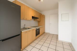 INDIEN U EEN BEZOEK WENST IN TE PLANNEN GELIEVE EEN BEZOEK AAN TE VRAGEN VIA WWW.HILLEWAERE.BE VIA DE RODE KNOP 'BEZOEK AANVRAGEN'.<br /><br />Dit goed gelegen appartement is ideaal voor starters of koppels die op zoek zijn naar een comfortabele woonplek.<br /><br />Het appartement beschikt over een lichtrijke leefruimte, een afzonderlijke keuken met aansluiting voor een wasmachine, een badkamer met douche, een apart toilet en twee volwaardige slaapkamers.<br /><br />Ook de gemeenschappelijke delen van het gebouw zijn netjes onderhouden. Daarnaast kan je genieten van een aangename gemeenschappelijke tuin en een gezellig terras.<br /><br />Huurprijs: €850/maand<br />Gemeenschappelijke kosten: €50/maand<br />Beschikbaar vanaf: 1 juli 2026<br /><br />Interesse? <br />INDIEN U EEN BEZOEK WENST IN TE PLANNEN GELIEVE EEN BEZOEK AAN TE VRAGEN VIA WWW.HILLEWAERE.BE VIA DE RODE KNOP 'BEZOEK AANVRAGEN'.
