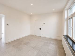 In de Kunstenaarstraat in Sint-Amandsberg bevindt zich dit verzorgde en instapklare appartement. Dankzij de praktische indeling, twee volwaardige slaapkamers en de uitstekende ligging vormt dit een interessante opportuniteit voor zowel eigen bewoning als investering.<br /><br />Het appartement beschikt over een lichtrijke leefruimte, een geïnstalleerde keuken, een badkamer en twee ruime slaapkamers. De verzorgde afwerking zorgt ervoor dat u zonder zorgen meteen kunt intrekken.<br /><br />De ligging combineert een aangename woonomgeving met een uitstekende bereikbaarheid. Het centrum van Gent, openbaar vervoer, winkels, scholen en belangrijke invalswegen zoals de E17, E40 en R4 bevinden zich in de onmiddellijke nabijheid.<br /><br />Troeven:<br />• EPC-score C<br />• Mobi-score 9,4/10<br />• 2 volwaardige slaapkamers<br />• Lichtrijke leefruimte<br />• Instapklaar appartement<br />• Uitstekende bereikbaarheid<br />• Interessant als investering of eigen bewoning<br /><br />Voor meer informatie of een bezoek, contacteer Thomas via 0474 26 27 58 of via info@vicusvastgoed.be.