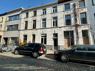 PLAN ONLINE UW BEZOEK VIA WWW.IMMOBOSS.BEDeze ruime gezinswoning is centraal gelegen in de onmiddellijke nabijheid van openbaar vervoer, scholen,...