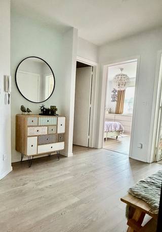 Bent u op zoek naar een ruim (94 m²), kwalitatief gerenoveerd appartement waar u werkelijk alleen nog uw koffers hoeft uit te pakken? 

Dit prachtig onderhouden 2-slaapkamerappartement in Deurne combineert modern wooncomfort met een uitstekende energieprestatie (EPC 114 kWh/m² - Label B!). 
Met een gloednieuwe hypermoderne keuken, gerenoveerde badkamer en aparte gastentoilet, twee terrassen en een overvloed aan opbergruimte is dit een unieke kans op de markt!

U komt binnen via de ruime inkomhal, die de perfecte scheiding vormt tussen het leef- en slaapgedeelte. Aan de straatzijde bevindt zich de open leefruimte die overloopt in de op maat gemaakte halfopen keuken. Stijlvol uitgevoerd in matzwart en wit, voorzien van een chic marmerlook werkblad en hoogwaardige Siemens-inbouwapparaturen (oven, combi-oven, koelkast, inductiekookplaat, afwasmachine). 

De hal geeft tevens toegang tot de moderne badkamer, een aparte gastentoilet, een grote handige berging en twee comfortabele slaapkamers. De tweede slaapkamer geniet van een raamdeur die rechtstreeks toegang geeft tot het balkon. 

Zowel aan de voorzijde (leefruimte) als aan de grote slaapkamer uitgerust met duurzame rolluiken die volledig werken op zonne-energie. Perfect voor totale verduistering en natuurlijke koeling in de zomer!

2 Private Kelders &amp; Lift

Gemeenschappelijke kosten zijn 130euro per maand. Syndicus, elektriciteit gemeenschappelijke delen, blokpolis, onderhoud lift en gang, water (verdeelsleutel pp per appartement)

Gelegen op een toplocatie: openbaar vervoer (tram) voor de deur, directe aansluiting naar de Antwerpse Ring en E313, en op wandelafstand van winkels, scholen en gezellige speelpleinen zoals het Rivierenhof.

Vanaf oktober beschikbaar na akte. 

Interesse?
📞 Neem contact op via 0474/37.60.55 of ✉️ stelamatkovic@gmail.com voor een afspraak ter plaatse.