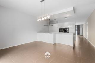 [[ DIT PAND NEEMT DEEL AAN DE ERA OPEN HUIZEN DAG OP 19/9 VAN 14:30 TOT 15:30 ]]<br /><br />Dit comfortabele en instapklare appartement ligt op wandelafstand van het centrum van Bree. Een ideale ligging voor wie graag alles dichtbij heeft, maar thuis ook wil genieten van rust en privacy. Hier komen ruimte, comfort en een aangename ligging mooi samen.<br /><br />Het gelijkvloersappartement werd gebouwd in 2013 en is volledig instapklaar. De ruime leefruimte biedt plaats voor een gezellige zithoek, een eetgedeelte en eventueel een bureau. De keuken is praktisch ingericht en beschikt over voldoende kastruimte gecombineerd met degelijke toestellen.<br /><br />Verder zijn er twee slaapkamers en een groot terras waar je heerlijk kan genieten van de buitenlucht. Dankzij de mogelijkheid om het terras af te sluiten, kan je kiezen voor een open gevoel of wat extra privacy.<br /><br />Ook aan het praktische comfort is gedacht. Het appartement beschikt over een ondergrondse autostandplaats en een aparte berging, beide vlot bereikbaar met de lift. Als extra troef is er bovendien nog een extra parkeerplaats voorzien aan de overkant van de straat.<br /><br />Enkele troeven
<ul><li><strong>Instapklaar</strong> – Meteen genieten zonder grote werken.</li><li><strong>Ruime leefruimte</strong> – Plaats voor een zithoek, eetgedeelte en eventueel een bureau.</li><li><strong>Groot terras</strong> – Geniet van de buitenlucht en creëer extra privacy.</li><li><strong>Extra parkeerplaats</strong> – Naast de ondergrondse autostandplaats is er nog een extra parkeerplaats inbegrepen.</li><li><strong>Centrale ligging</strong> – Het centrum van Bree ligt op wandelafstand.</li></ul>
Benieuwd naar dit appartement? Neem contact op met Max en plan een bezoek. Hij laat je graag zelf ontdekken wat dit leuke appartement te bieden heeft.