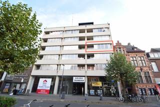 Op te frissen ruim appartement (118m²) met 2 slaapkamers en autostaanplaats.
Ontdek dit ruime en instapklare appartement op de derde verdieping van een goed onderhouden residentie, vlot bereikbaar met de lift. Dankzij de zuidgerichte oriëntatie geniet je hier de hele dag van natuurlijk licht en een aangenaam wooncomfort.
Via de centrale inkomhal met videofoon krijg je toegang tot alle vertrekken. De leefruimte met houten parket vloer biedt meer dan voldoende ruimte voor een gezellige zit- en eethoek. Aansluitend bevindt zich de functionele keuken, uitgerust met een grote spoelbak, kookvuur, vaatwasser, oven, inbouwijskast, veel kastruimte en een ontbijthoek. Aanpalend aan de keuken is er een klein zuidgericht terras.
De badkamer is volledig uitgerust met een douche en lavabomeubel. Daarnaast beschik je over een apart gastentoilet en een handige berging met aansluitingen voor wasmachine en droogkast.
Achteraan zijn er twee ruime slaapkamers, elk met toegang tot het achterliggende zuidgericht terras, waar het heerlijk rustig vertoeven is, ideaal om te genieten van de zon.
Het appartement is gelegen op een toplocatie aan het treinstation, uitstekend bereikbaar en vlakbij winkels, scholen en de ring om Turnhout. 
Bij het appartement hoort een brede ondergrondse autostaanplaats die de koper dient aan te kopen aan € 15.000,- 
Vastgoedinfo in aanvraag. 
Troeven op een rij:
•Appartement met ruime leefruimte en 2 grote slaapkamers. 
•Twee terrassen: één zuidgericht aan de leefruimte en één aan de slaapkamers
•Veel lichtinval en aangename indeling
•Rustige ligging en vlotte bereikbaarheid. 
Indien u meer informatie wenst of een plaatsbezoek, tel: 014 71 50 08 of info@vastgoedpicavet.be 
