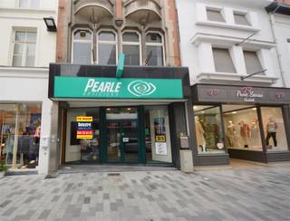 Bent u op zoek naar een nieuw uithangbord voor uw zaak of uw concept? Delestré Immobiliën heeft de ideale oplossing voor u! Dit betreft een karaktervol gebouw, nabij ‘Bar Blend’, ‘Esprit’, ‘Pure Sense’, ‘Yellow Lemon Tree’, … <br />Parkeergelegenheid, gezellige horecazaken etc. bevinden zich op wandelafstand. De gelijkvloerse opp. bedraagt ca. 130 m². <br />De totale bruikbare vloeropp. bedraagt 354 m². <br />(Voorheen 'Pearle Opticiens"). Kelder aanwezig. <br />Het pand is vrij van handelshuurovereenkomst en is beschikbaar bij akte. <br /><br />Benieuwd naar dit bedrijfsvastgoed te koop in het centrum van Aalst? <br />Contacteer info@immodelestre.be of 054 33 62 52<br />www.immodelestre.be <br />