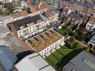 <p><span><strong>ANDERLECHT</strong></span> – Parkeerplaats te koop in het project Les Ateliers Schlosser<br />Gelegen aan de Pierre Schlosserstraat 8, in het hart van de wijk Les Trèfles in Anderlecht, vindt u deze ondergrondse parkeerplaats binnen het nieuwe residentiële project Les Ateliers Schlosser. De parkeerplaats maakt deel uit van een moderne, duurzame en beveiligde residentie en biedt een praktische oplossing voor toekomstige bewoners van het project of voor wie op zoek is naar een parkeerplaats in de buurt.<br />Het project geniet van een interessante ligging, dicht bij openbaar vervoer, winkels, scholen en belangrijke verkeersassen. Een mooie opportuniteit in een wijk in volle ontwikkeling. Neem contact met ons op voor meer informatie.</p>