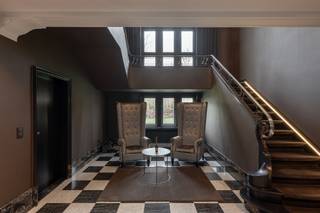 <p><strong>Luxueuze villa (totaalrenovatie) in het exclusieve "Schotenhof" op een prachtig perceel van ca. 4.162 m². De villa is tot in de perfectie afgewerkt, 100% instapklaar.</strong></p>
<p>Deze schitterende villa, volledig gerenoveerd in 2022, combineert modern design met authentieke charme. De woning staat garant voor een sublieme woonervaring, met zorgvuldig geselecteerde hoogwaardige materialen, uitstekende energie-efficiëntie en oog voor ieder detail.</p>
<p><strong>Bijgebouw/poolhouse (ca. 100m²):</strong> Grote polyvalente ruimte met voorzieningen voor kitchenette en airco - Wellness met KLAFS sauna, inloopdouche met sunshower en apart toilet - Extra kamer met airco<br />Geschikt voor zorgwonen en werken, of vrij beroep (bijv. kinesist, advocaten/architectenkantoor, tandarts,...)<br /><br /><strong>Technische troeven & duurzaamheid:<br /></strong><strong></strong><strong>- Totaalrenovatie (2022)</strong>: Dakisolatie, nieuwe leidingen, compleet vernieuwd rioleringsnetwerk binnen en buiten, radiatoren, badkamers<br /><strong>- Hoogwaardige afwerking</strong>: Eikenhouten parket (hongaarse punt), natuursteen, indirecte LED-verlichting, vernieuwde deurklinken (Novia)<br /><strong>- Energie & duurzaamheid</strong>: Verwarming op gas (Bosch), Daikin airco’s in alle kamers en living, 3-dubbele UV-bestendige beglazing, regenwaterput (20.000L), digitale thermostatische kranen op afstand. Laag EPC 219 kWh/m² <br /><strong>- Comfort & functionaliteit</strong>: Wachtleiding voor laadpaal, krachtstroom, automatische toegangspoort met dubbele oprijlaan, conforme elektrakeuring, TV-aansluiting in bijna alle ruimtes, inbouwspots, ruime parkeermogelijkheden op eigen terrein<br /><strong>- Uitmuntende beveiliging</strong>: Alarmsysteem, ruimtedetectie, 13x videobewaking (mogelijkheid tot 5 extra camera’s), dubbele videofonie, rookbeveiligingssysteem.<br /><strong>- Slimme technologie & bediening op afstand:</strong> <strong>Diverse functies in en rond de woning zijn eenvoudig vanop afstand te bedienen via smartphone<br /></strong><br /><strong>Deze exclusieve villa biedt ongekende luxe, privacy en comfort in een van de meest begeerde woonomgevingen.</strong></p>