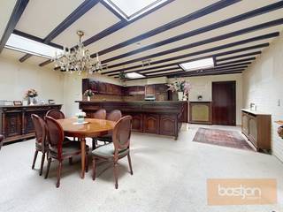 Ontdek deze ruime woning met unieke troeven en een uitzonderlijke ligging in het centrum van Marke!Op het gelijkvloers vind je vooraan een...