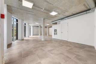 Met veel plezier bieden wij u deze commerciële nieuwbouwruimte aan op de Celestijnenlaan 52 D in Heverlee, een uitstekende locatie met vlotte bereikbaarheid en visibiliteit. Deze grote open ruimte van 110 m² is uiterst energiezuinig dankzij geothermische verwarming en koeling via vloerverwarming én een geavanceerd ventilatiesysteem D. Het pand is voorzien van automatische verlichting, afvalcontainers, een volledig uitgeruste keuken met alle nodige toestellen, een extra aparte ruimte, een douche en een toilet, wat het comfort voor personeel en klanten aanzienlijk verhoogt. Voor wie met de fiets komt, is er zowel een buitenfietsenstalling, ideaal voor klanten, als een inpandige fietsenstalling met laadpunten voor het personeel. Daarnaast zijn er overdekte parkeerplaatsen te huur aan €100 per plaats, met optionele laadpunten voor elektrische wagens. Deze commerciële ruimte is perfect instapklaar en biedt u het bijkomende voordeel dat u gedurende de eerste vijf jaar na ingebruikname geen onroerende voorheffing hoeft te betalen. De maandelijkse huurprijs bedraagt €2.495. Alle nutsvoorzieningen worden op eigen naam afgesloten. Interesse? Contacteer ons voor meer informatie of een vrijblijvend bezoek via info@homies.be.