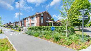 <div><b>Charmante halfopen gezinswoning met 3 slaapkamers, garage en zonnige tuin</b></div>
<div>Op zoek naar een ruime en instapklare gezinswoning waar comfort, licht en functionaliteit perfect samenkomen? Deze verzorgde halfopen bebouwing biedt alles wat u nodig heeft en meer. Dankzij de praktische indeling, de aangename buitenruimte en de talrijke troeven is dit een woning waar u zich meteen thuis voelt.</div>
<div>Bij aankomst wordt u verwelkomd door een ruime, omheinde voortuin met extra groenzone langs de zijkant van het perceel, wat zorgt voor een open en aangenaam gevoel. Via de zij-ingang bereikt u de woning en achteraan geniet u van een ruim terras met aansluitend een gezellige moestuin – ideaal om te ontspannen of groene vingers volop hun gang te laten gaan. Een extra pluspunt is de garage met oprit, bereikbaar via de zijstraat en voorzien van een handig toegangspoortje naar het terras.</div>
<div>Binnenkomen doet u via de inkomhal met authentieke houten trap die meteen karakter uitstraalt. De recent vernieuwde keuken (2 à 3 jaar geleden) vormt een echte blikvanger en combineert een moderne uitstraling met alle nodige comfort. Ze is uitgerust met een grote oven, gasvuur, dampkap, spoelbak, vaatwasser en koelkast. Dankzij het grote raam aan de voorzijde en de lichtkoepel baadt de ruimte bovendien in natuurlijk licht.</div>
<div>De leefruimte is bijzonder ruim en aangenaam lichtrijk, met grote raampartijen die zorgen voor een open en warme sfeer. Aansluitend bevindt zich nog een extra zithoek die extra mogelijkheden biedt als gezellige leeshoek, speelruimte of bureau.</div>
<div>Verder beschikt de woning over een praktische bergkelder en een volledig ingerichte badkamer op het gelijkvloers. Op de bovenverdieping vindt u een tweede badkamer én drie ruime slaapkamers, elk voorzien van vernieuwde deuren, rolluiken en veel natuurlijk licht.</div>
<div>Via een luik in de nachthal bereikt u de geïsoleerde zolderruimte, ideaal als extra bergruimte.</div>
<div><b>Troeven op een rij:</b><br />✔ Halfopen bebouwing<br />✔ 3 ruime slaapkamers<br />✔ 2 badkamers<br />✔ Recent vernieuwde keuken<br />✔ Garage met oprit via zijstraat<br />✔ Ruim terras en moestuin<br />✔ Kelder én geïsoleerde zolder<br />✔ Rolluiken doorheen de volledige woning<br />✔ Veel natuurlijke lichtinval</div>
<div>Deze woning biedt een ideale combinatie van ruimte, comfort en praktische leefkwaliteit – perfect voor gezinnen die op zoek zijn naar een warme thuis.</div>