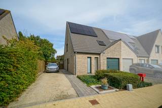 In een rustige buurt van Bredene, vlak bij de Spuikom, vinden we deze halfopen bebouwing op een perceel van 535 m². De woning werd door de jaren...