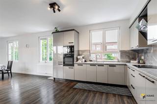 <p><span>Instapklaar appartement (130 m²) met 3 slaapkamers en terras (10 m²) in Wilrijk.</span></p><p><span>Dankzij de centrale ligging nabij het dorpscentrum geniet dit appartement van een uitstekende bereikbaarheid. Met de wagen bereik je vlot de snelweg en verschillende verbindingswegen, terwijl ook het openbaar vervoer en meerdere velo-stations zich in de directe omgeving bevinden.</span></p><p><span>Het appartement bevindt zich op de eerste verdieping van een kleinschalig gebouw met slechts twee verdiepingen. Het gebouw werd opgeleverd in 2023 en voldoet volledig aan de huidige normen, waardoor je hier zonder zorgen kan wonen of investeren. Het dak is geïsoleerd en voorzien van zonnepanelen, de elektriciteit is conform en de PVC-ramen zijn voorzien van dubbele hoogrendementsbeglazing. Momenteel is het appartement verhuurd aan €…/maand.</span></p><p><span>Binnenin geniet je van een bijzonder ruime en lichtrijke leefruimte met open, volledig geïnstalleerde keuken, samen goed voor maar liefst 67 m². Vanuit de leefruimte heb je toegang tot het inpandige terras van 10 m² met noordoriëntatie.</span></p><p><span>Het appartement beschikt verder over drie volwaardige slaapkamers van 10 m², 15 m² en 22 m². De badkamer (7 m²) is uitgerust met een inloopdouche, lavabomeubel, handdoekdroger en toilet. Daarnaast zijn er nog een tweede, apart toilet en een praktische berging/wasplaats (4 m²) aanwezig.</span></p><p><span>Ben je op zoek naar een recent en ruim appartement met drie slaapkamers op een centrale locatie? Mis deze kans niet! Bruikbare vloeropp. 130 m² – ref.: bruto vloeropp. EPC-certificaat. Voor meer info of een gratis schatting surf naar </span><span><span>www.hansimmo.be</span></span></p><p><span> </span></p>