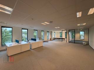 Instapklaar kantoor van 317m² te huur op amper 5 min. rijafstand van de E17 te Zele.Het lichtrijke kantoor dat zich situeert op de eerste verdieping,...