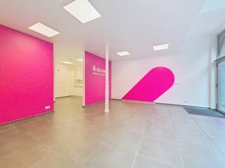 Dit commercieel gelegen en moderne kantoor te huur bevindt zich op een toplocatie in Gent, vlak bij Gent Zuid en op wandelafstand van de Korenmarkt. Het pand ligt in een uiterst centrale en goed bereikbare buurt met veel passage. De grote vitrine zorgt niet enkel voor enorm veel lichtinval, maar verhoogt ook de zichtbaarheid van uw bedrijf. Het pand is uitstekend bereikbaar met de fiets, te voet en het openbaar vervoer. Parkeren kan vlot in de nabijgelegen parkings Gent Zuid of Kouter.Kan zeker ook een invulling krijgen als handelspand. Oppervlakte:- Kantoorruimte (gelijkvloers): 58 m²- Kelder: ca. 10 m²Specificaties:- Origineel bouwjaar: 1886- Renovatiejaar: 2009- Hoogrendementsglas- EPC KNR: label C- Tegelvloer- Centrale verwarming op gas- Kitchenette- Sanitair- Aparte tellersBeschikbaarheid:Onmiddellijk beschikbaar.Bent u geïnteresseerd in dit kantoor te huur in Gent? Aarzel dan niet om contact op te nemen via 09 245 35 35 of business.gent@dewaele.com.